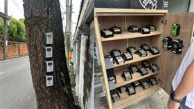 泰國曼谷違法短租為規避管理，房東鋌而走險擺密碼盒，其在街頭出現並用神祕木箱裝著，宛如街頭版Airbnb。（翻攝自臉書）