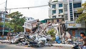 緬甸徒手挖屍煉獄實錄！屍臭瀰漫成死城