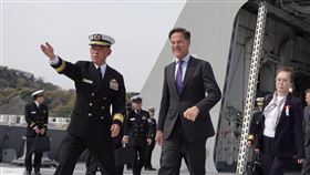 北約秘書長呂特登日本護衛艦視察北大西洋公約組織（NATO）秘書長呂特（著西裝者）8日視察日本海上自衛隊橫須賀基地，登上日本護衛艦「最上」號。他表示，為了擴大北約與印太四夥伴（日澳紐韓，IP4）的合作，這次特別到IP4當中最大的夥伴日本訪問。中央社記者楊明珠橫須賀攝  114年4月8日