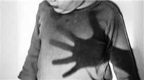 一名家長控訴，就讀高雄市鳳山區某國小的小一孩子，在校遭到老師言語暴力，甚至抓頭髮搧耳光，還威脅孩子不准告訴父母。（示意圖／擷取自TPG達志影像）