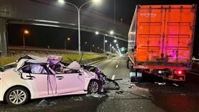台中驚悚車禍！計程車猛撞上⋯削掉半車頂