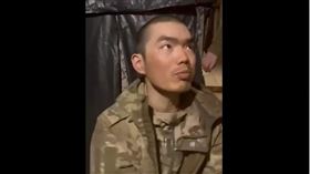 澤倫斯基（Volodymyr Zelensky）昨在社群媒體上表示，烏軍俘虜了兩名為俄軍作戰的中國公民，引發討論。（圖／翻攝自石明謹臉書影片）