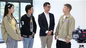 張立東（右1）帶民眾看房。（圖／《王牌住選員》提供）