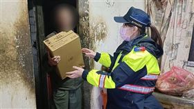 台中，9旬老翁，獨自照顧3身障兒，累倒住院，擔心無人顧，求助員警(圖／翻攝畫面)