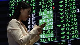 台股跌772.4點（3）台北股市8日開低走低，收盤跌772.4點，為18459.95點，跌幅4.02%，成交金額新台幣5489.51億元。中央社記者翁睿坤攝  114年4月8日