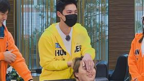 許孟哲（後）惡整王仁甫（圖／中視提供）