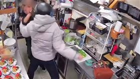 王姓女店長遭蔡姓男員工揮拳暴打。（圖／翻攝threads@happymooon）