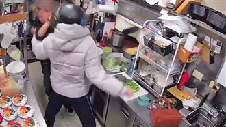 提醒別抽菸！60歲女店長遭掐脖暴打畫面曝
