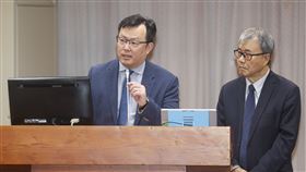 立院教育及文化委員會　鄭英耀、鄭世忠備詢立法院教育及文化委員會9日審查運動彩券發行條例部分條文修正草案，台灣女足與紐西蘭友誼賽因場地安全被迫取消，引發立委關切，教育部長鄭英耀（右）、體育署長鄭世忠（左）答詢。中央社記者鄭清元攝  114年4月9日