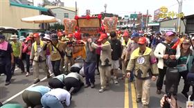 ▲大甲媽祖回鑾，鑽轎底排成人龍。（圖／寶島神很大）