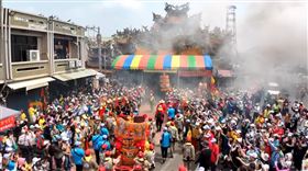 ▲大甲媽祖停駕吳厝朝興宮，現場人山人海。（圖／寶島神很大）
