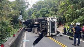 曳引車不慎翻覆，車油流的滿地都是，現場一片狼籍。（圖／翻攝畫面）