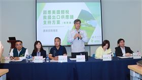 ▲因應美國關稅農業部啟動產業座談，陳駿季今率各產業單位與蘭花業者交流。（圖／農業部提供） 