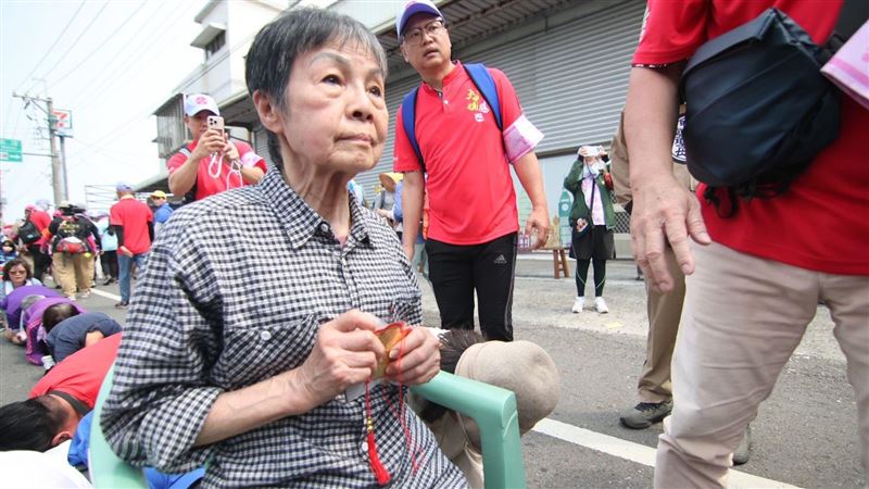 母躺加護奇蹟康復！孝女打金牌跪謝大甲媽