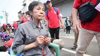 母躺加護奇蹟康復！孝女打金牌跪謝大甲媽