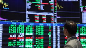 台股早盤開低　下跌近300點美國總統川普對等關稅風暴來襲，國安基金8日決議執行市場安定任務，台股9日早盤開低，來到18172.11點，下跌287.84點。中央社記者趙世勳攝  114年4月9日