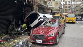 ▲北市士林區葫蘆街發生車輛暴衝事件。（圖／翻攝畫面）