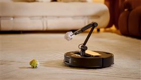 Saros Z70搭載全球首創AI五軸摺疊仿生機械手臂，讓掃拖機器人從傳統的平面清潔，上升到三維度的空間整理。（圖／品牌業者提供）