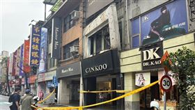 服飾店的裝潢外牆搖搖欲墜，感覺隨時都會崩落。（圖／翻攝畫面）