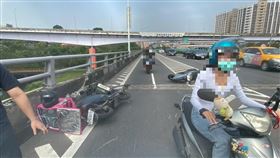 騎士為撿掉落的耳機而不慎造成車禍，相當得不償失。（圖／翻攝畫面）