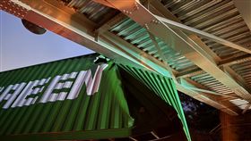 貨櫃因此凹陷，看起來相當淒慘。（圖／翻攝畫面）