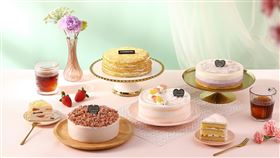 星巴克主推五款受歡迎口味的蛋糕，水果系列「綜合水果千層薄餅」、「蘋果蜂蜜鮮奶蛋糕」以及莓果乳酪組合「草莓流芯輕乳蛋糕」和「藍莓三重奏起司蛋糕」。即日起至5月11日，為期40天的母親節檔期，預購期間結帳顧客更享母親節蛋糕預購單件9折、兩件含以上88折優惠。（圖／品牌業者提供）