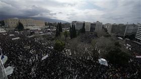 希臘24小時大罷工要求調漲薪資，雅典憲法廣場聚集群眾。（圖／美聯社／達志影像）