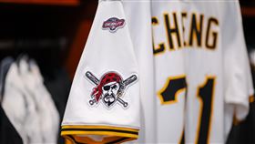 ▲鄭宗哲球衣繡有「DEBUT」圖樣。（圖／翻攝自海盜推特）