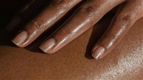 預防醫學醫師張適恆指出，大部分時候沒有在指甲上看見月牙是正常的，除非全部手指、腳趾都沒看到月牙，可以考慮檢查一下是否有貧血或腎臟問題。（示意圖／翻攝pexels）