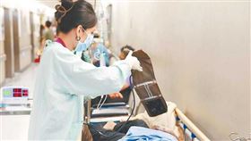 醫護人員為病患提供專業照護時，更應獲得十足的尊重及安全的工作環境。（圖／報系資料照）