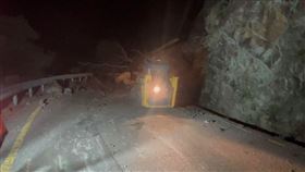 中橫便道8.2K處，無預警崩塌，坍方，搶通(圖／翻攝畫面)
