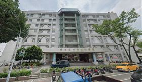 男子因不滿醫院催繳費用，手持疑似爆料物衝到現場咆哮揚言引爆。（圖／翻攝自google街景畫面）