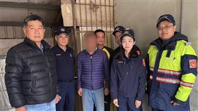 吳男痛失愛女，警方與慈善人員前往關懷提供幫助。（圖／翻攝畫面）