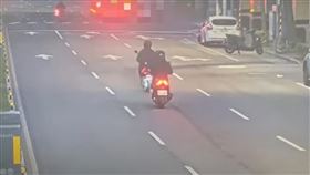 89歲陳姓老翁穿越馬路，遭3機車撞擊輾壓身亡。（圖／翻攝畫面）