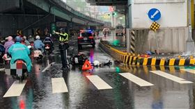 機車騎士自撞大漢橋橋墩爆頭身亡。（圖／翻攝畫面）
