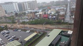 台鐵,中央氣象署,內壢,富岡,桃園市,列車,雙線,大雨,豪雨▲圖片描述。（圖／翻攝自記者爆料網）