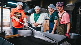 邵大倫（左起）與邰智源親手炒芝麻、做芝麻油。（圖／公視台語台提供）