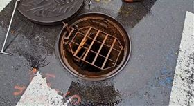 下水道,工人,大雨,涵管（圖／記者石明啟攝影）