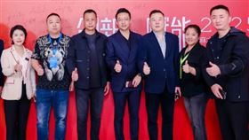 汪小菲（中）出席在北京舉辦的麻六記全球合夥人高峰會，據悉他將8歲的兒子汪希箖一起帶上。（翻攝自網路）