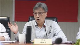 陳駿季：盼透過支持方案助漁民度過關稅危機農業部長陳駿季（圖）9日在高雄與養殖業者座談時強調，美國仍是台灣重要貿易夥伴，台灣競爭對手是中國，此次美國對中國提高的關稅比台灣高出很多，雖然台灣吳郭魚面臨高難度挑戰，但也是一種機會，希望透過產業支持、外銷獎勵等，協助漁民度過此次危機中央社記者董俊志攝  114年4月9日