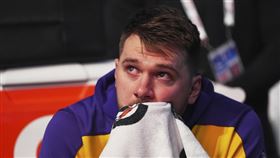 ▲東契奇（Luka Doncic）首次回獨行俠主場，觀看回顧影片頻頻拭淚。（圖／美聯社／達志影像）