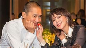 劉嘉玲（右）、梁朝偉（左）愛情長跑近20年，直到2008年才結婚。（圖／翻攝自IG）