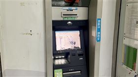 被砸毀的ATM。（圖／翻攝畫面）