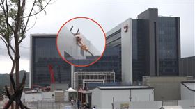 吊車,台積電,寶山廠,頂樓（圖／翻攝畫面）