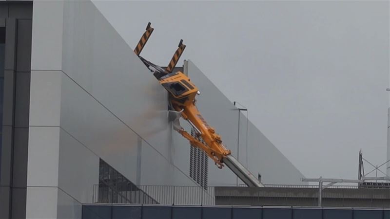 新／台積電F20意外　吊車頂樓翻覆卡牆上
