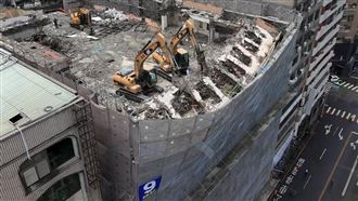 拆危樓鷹架突傾斜　中市公園路封閉