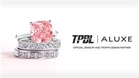 ▲TPBL聯盟合作婚戒暨珠寶品牌ALUXE，製作元年首座冠軍獎盃。（圖／TPBL提供）
