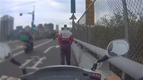 老翁行走速度十分緩慢，但員警仍耐心陪在身後。（圖／翻攝畫面）