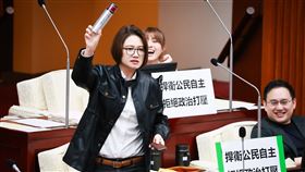 林延鳳送禮蔣萬安（圖／林延鳳辦公室提供）