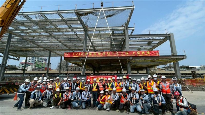 南鐵地下化明年底通車　台南車站上梁